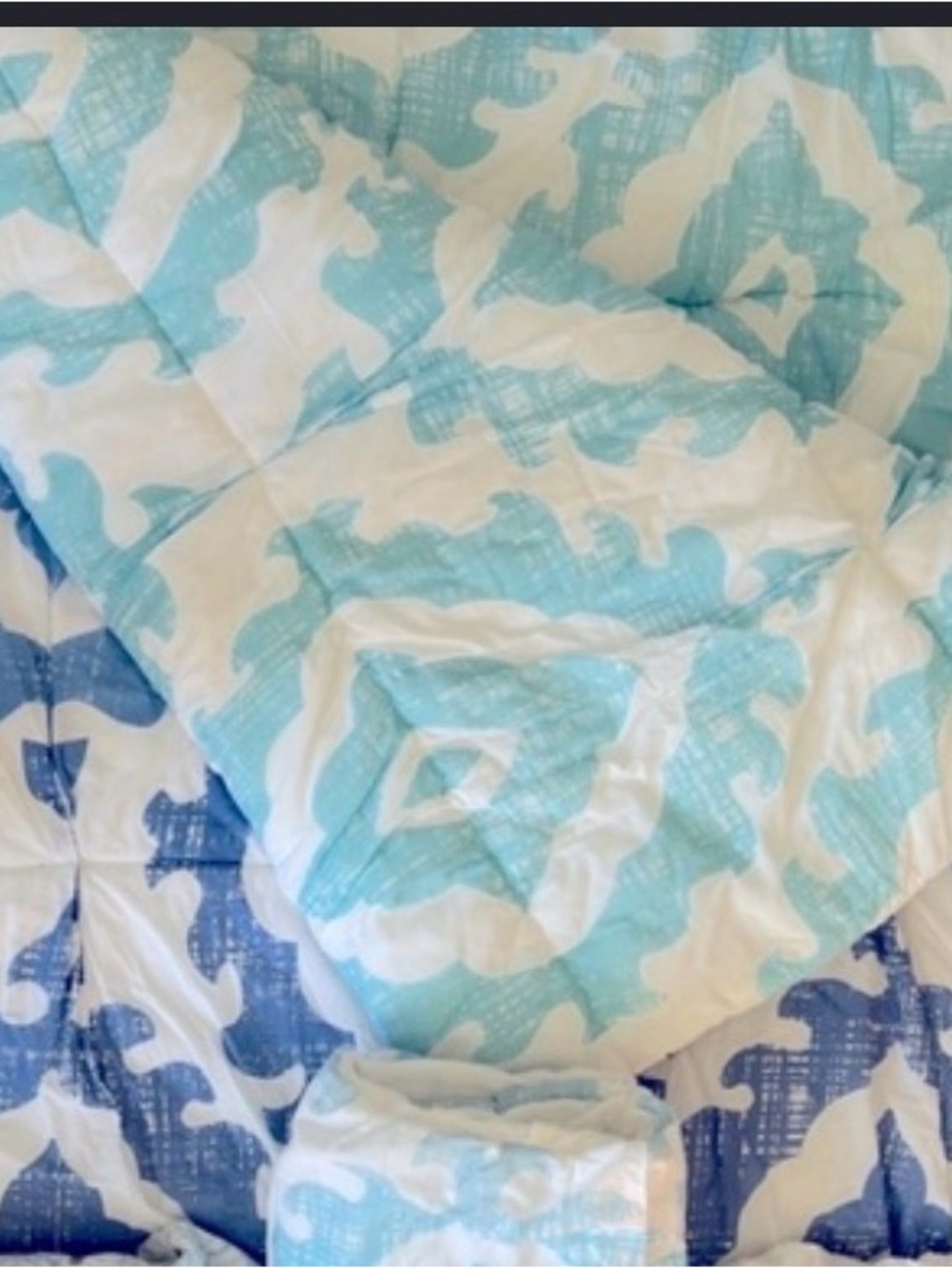 Pottery Barn Blue and White kelly slater Patterned Comforter - full/queen